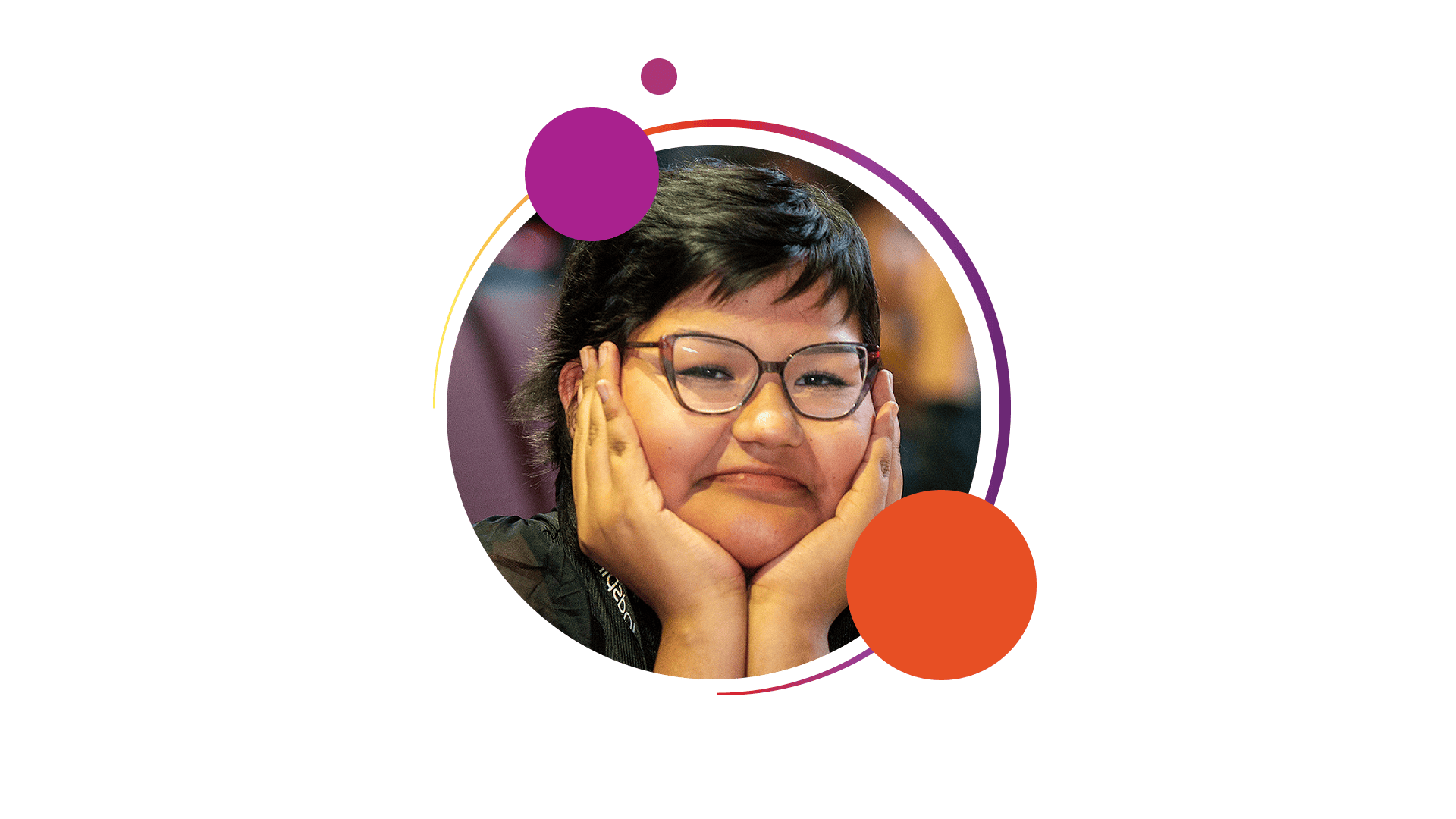 Personne aux cheveux foncés et courts portant des lunettes, souriant doucement avec le visage appuyé dans ses mains. Encadrée par une bordure circulaire décorée de cercles colorés en violet, orange et rose.