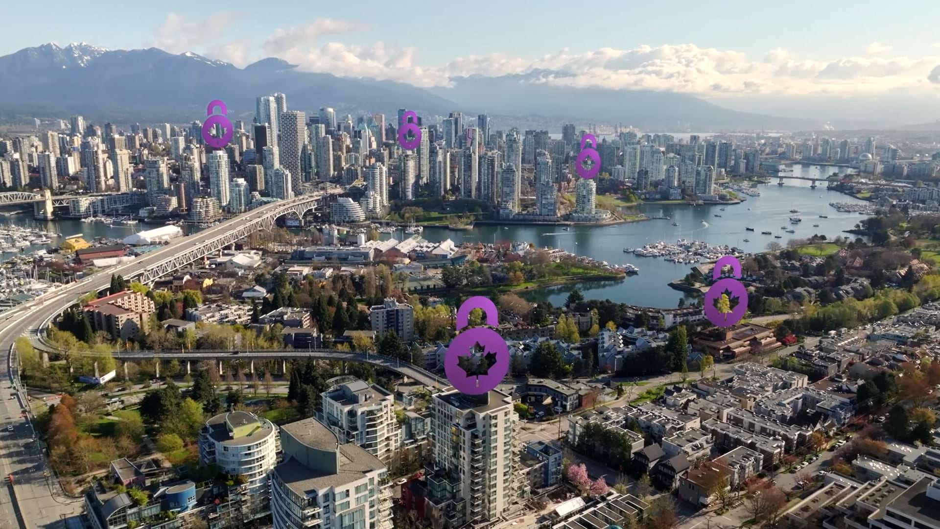 Vue aérienne de jour d’une ville côtière entourée d’eau, avec des montagnes au loin. Plusieurs logos du CDIC sont superposés, flottant au‑dessus de divers bâtiments de la ville.